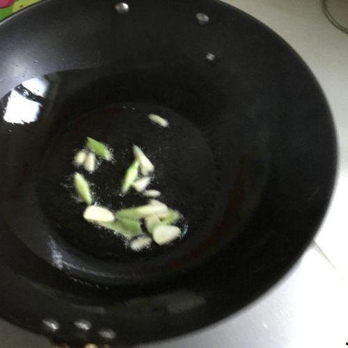 葫芦瓜切片炒着吃,葫芦瓜切片炒制，简单易学营养满分